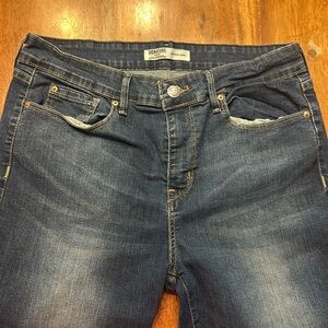 Signature Gold Levi Strauss mid-rise capris